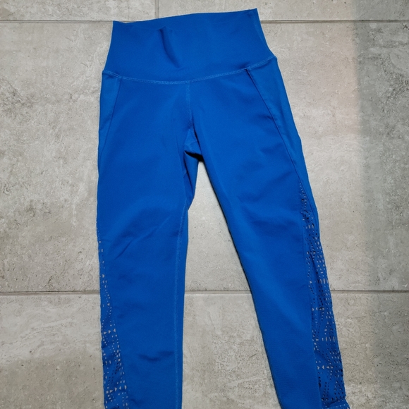 Alo blue lazer cut out capri yoga leggings - Picture 3 of 6